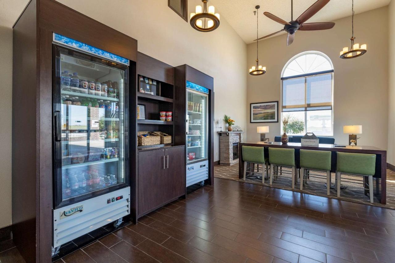 Comfort Inn & Suites Hays I-70 Экстерьер фото