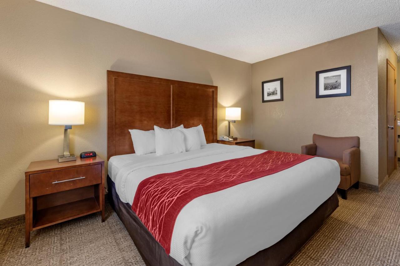 Comfort Inn & Suites Hays I-70 Экстерьер фото