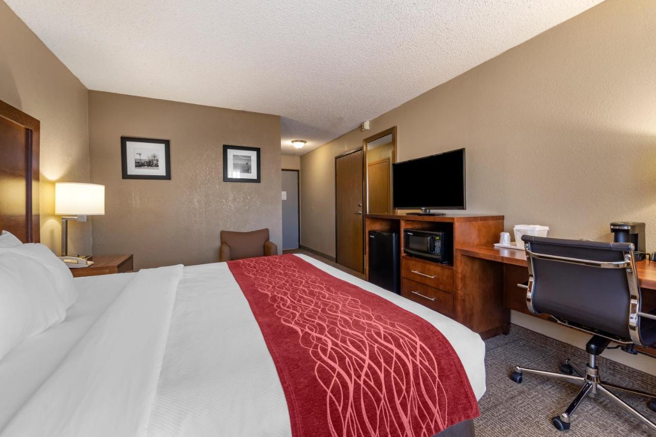 Comfort Inn & Suites Hays I-70 Экстерьер фото