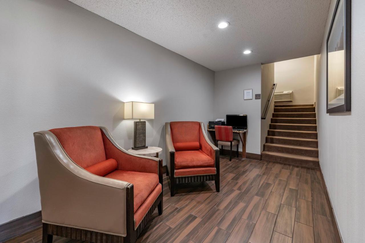 Comfort Inn & Suites Hays I-70 Экстерьер фото