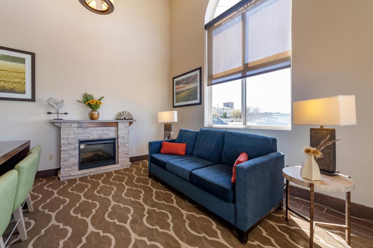 Comfort Inn & Suites Hays I-70 Экстерьер фото