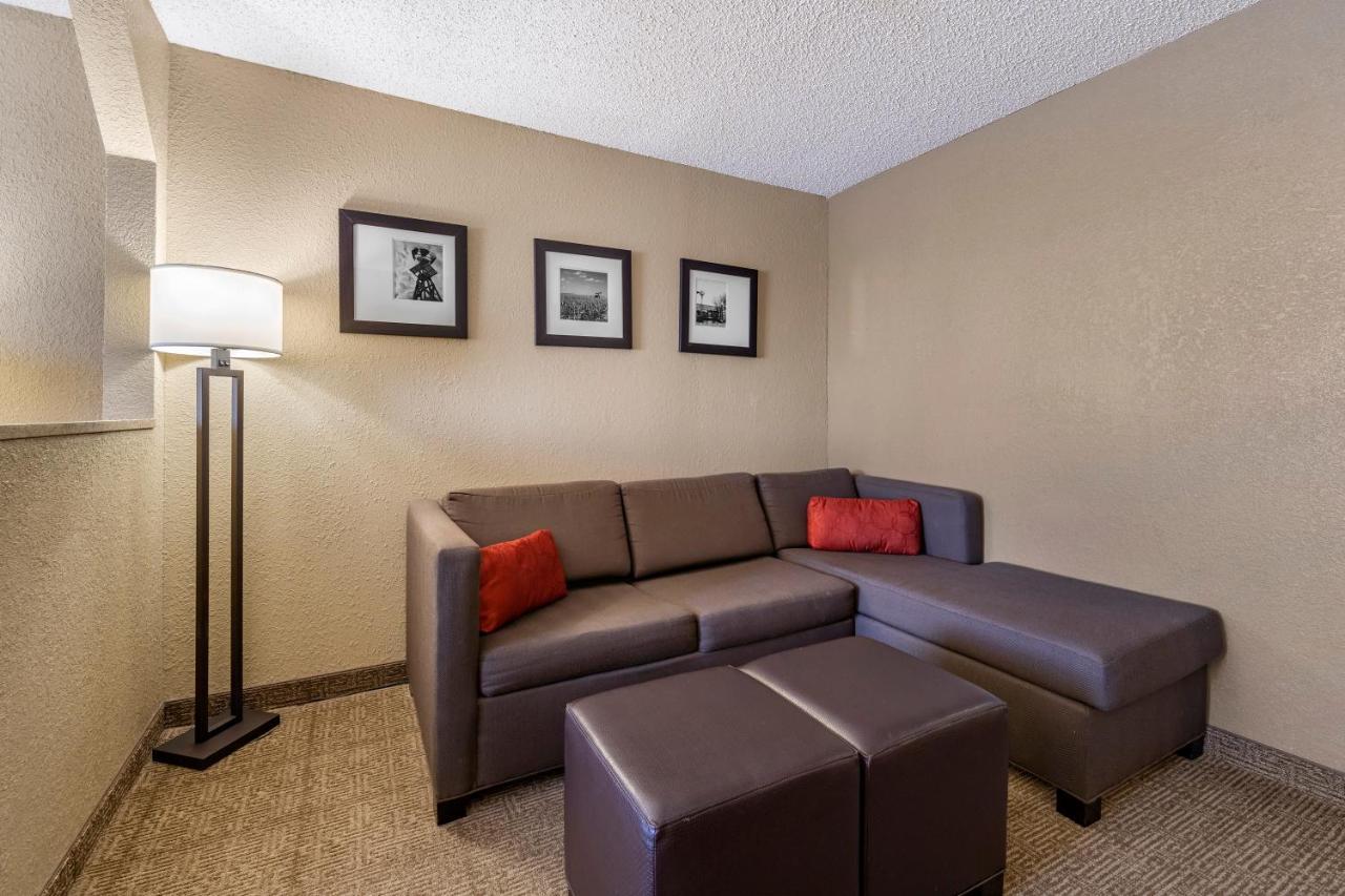 Comfort Inn & Suites Hays I-70 Экстерьер фото