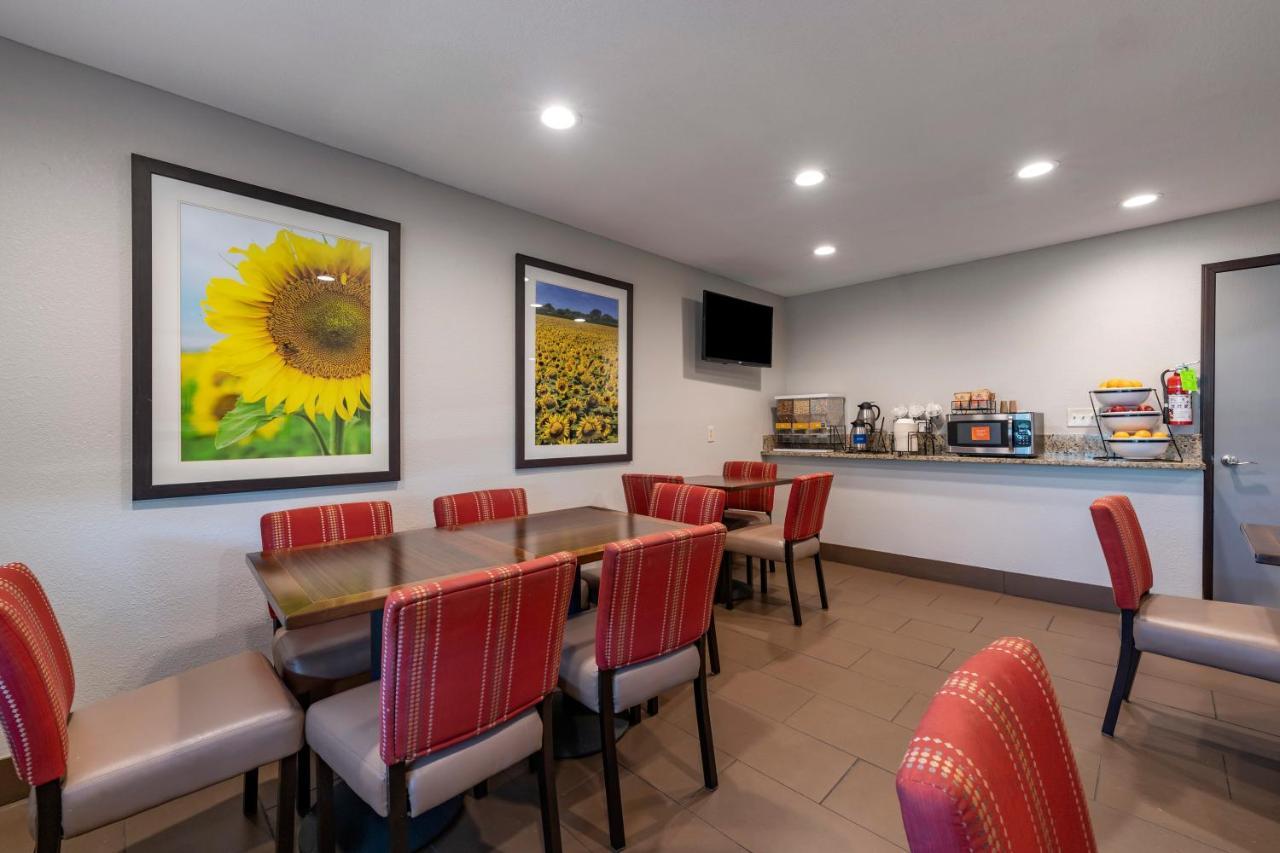 Comfort Inn & Suites Hays I-70 Экстерьер фото