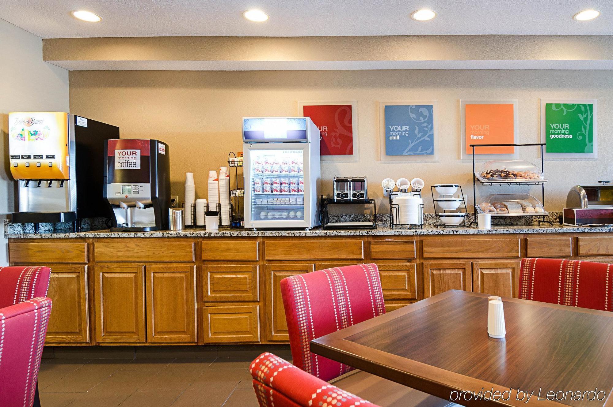 Comfort Inn & Suites Hays I-70 Экстерьер фото